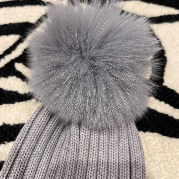 Moncler grey fox fur Pom Pom beanie - Picture 3 of 4